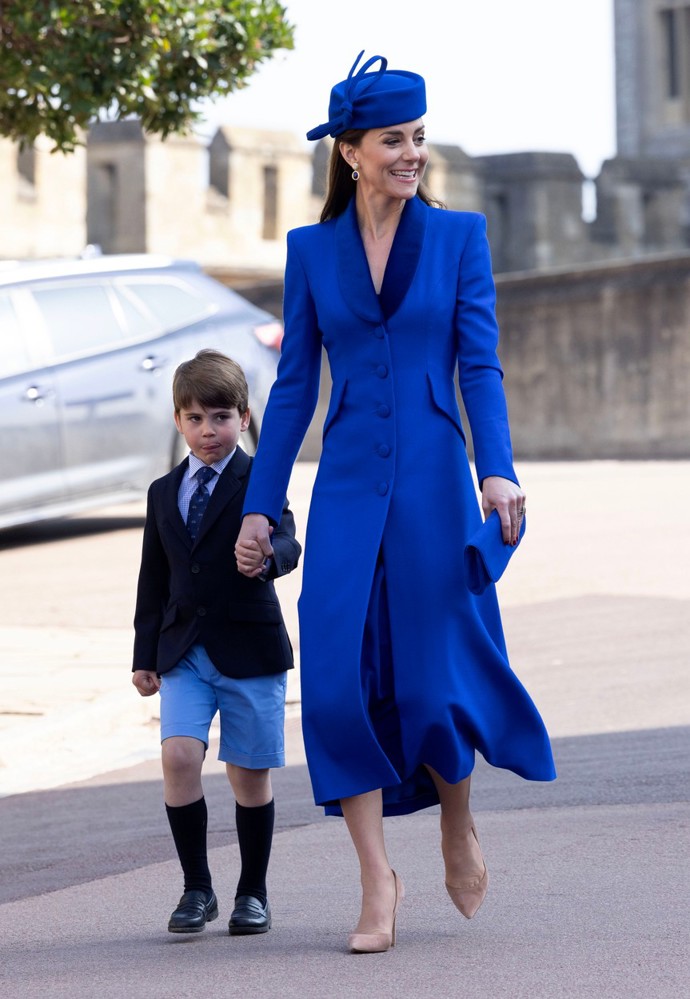Královská modř je na jaře všude, kam se podíváte. Pozdvihnout na výsluní ji pomohla během velikonoční bohoslužby britská princezna Kate, která se do ní oděla do poslední nitky.