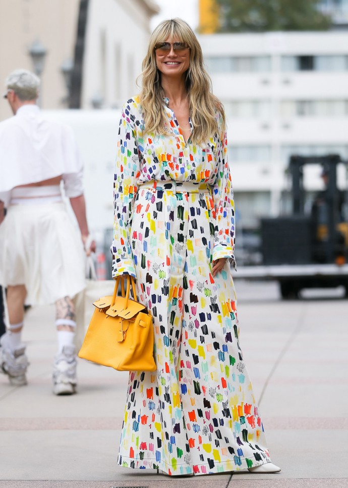 Kouzlu overalů zjevně podléhá i topmodelka Heidi Klum. Vzorovaný model se širokými nohavicemi doplnila exkluzivním zavazadlem – kabelkou Birkin bag značky Hermès.