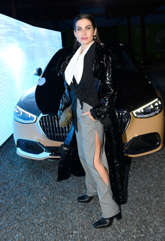 Divočina stylů v podání moderátorky Evy Decastelo. Barevnou paletu víří jen lehce nápadnější odstín kabelky.