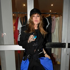 Kateřina Kaira Hrachovcová má vlastní styl a zaboduje s ním i mezi zástupy módou posedlých návštěvníků týdne módy. Jednoduché kousky poskládané do kreativního chaosu k ní patří a umí je i patřičně odprezentovat. Nejen prostřednictvím svého feedu na Instagramu.