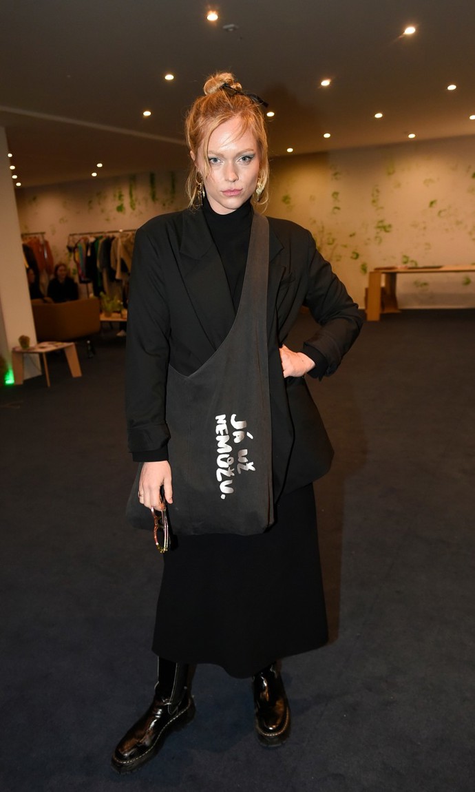 Ester Geislerová pojala návštěvu Fashion Weeku v podstatě civilně. Černá neurazí.