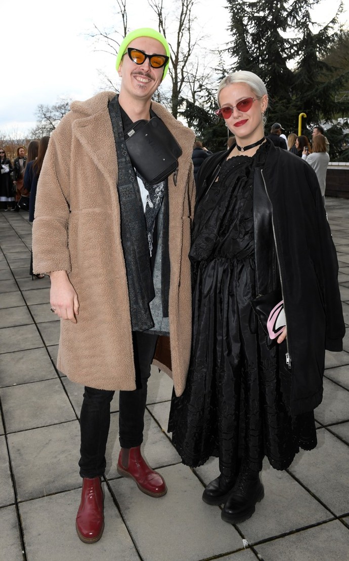 Hudebnice a modelka Terezie Kovalová sice také zvolila stejnou barevnou škálu, její designové pojetí je ale poněkud příchylnější příležitosti. 