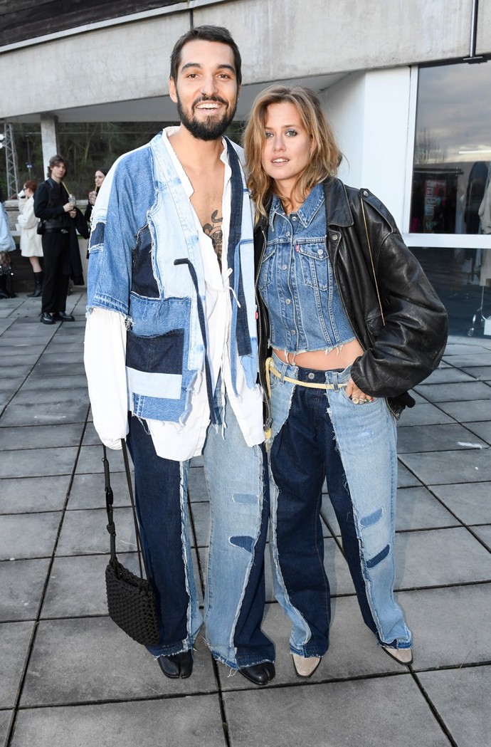 Dokonale vyladěný pár. Emma Smetana a Jordan Haj na pražském Fashion Weeku prezentovali trend, o kterém letos ještě hodně uslyšíme.