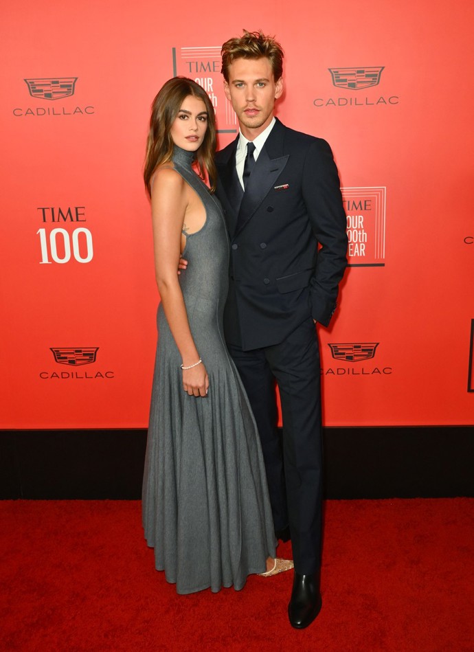 Méně je více. Tímto heslem se při oblékání řídila Kaia Gerber, kterou na slavnostní večer doprovodil její přítel, herec Austin Butler. Jeho luxusní dvouřadý společenský oblek se smokingovými prvky stylově podtrhl, ale nezastínil Kaiu v naprosto minimalistických šatech značky Khaite se stojáčkem a odhalenými zády.