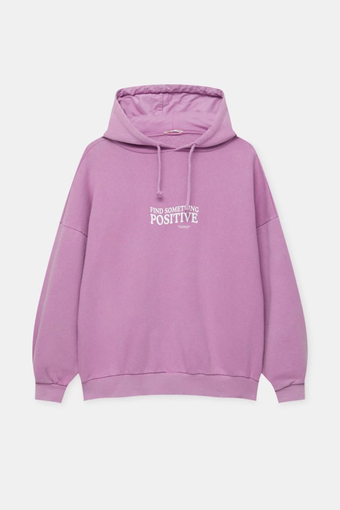 Vyjádřit se. Hlavní úkol vaší nové mikiny. S kapucí či bez, důležité je spíš to, co na ni nesete. Pull&Bear, 699 Kč