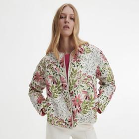 Nápadnější motiv i nepřehlédnutelný materiál. Žakárová bunda Reserved za 1 599 Kč.