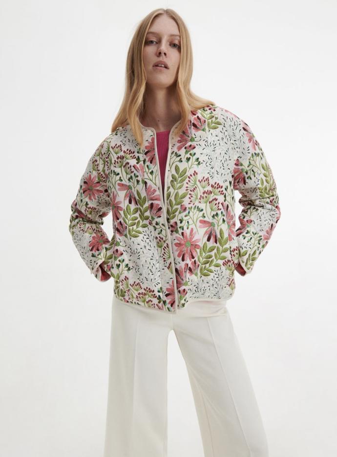 Nápadnější motiv i nepřehlédnutelný materiál. Žakárová bunda Reserved za 1 599 Kč.