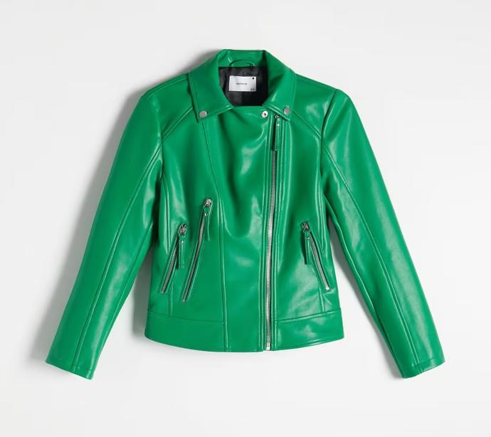 Zelené neunikly ani svršky. Jako bunda typu biker z umělé kůže. Reserved, 1 099 Kč.