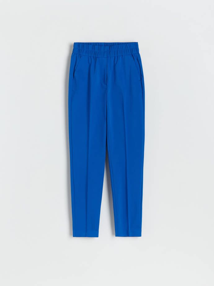 Jednoduchý elegantní styl patří do každého dámského šatníku. Kalhoty Reserved, 699 Kč