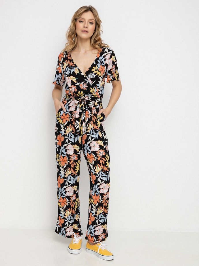 Dovolenkové povětří. To vžene do vašeho šatníku květovaná varianta overalu značky Roxy za 1 799 Kč.
