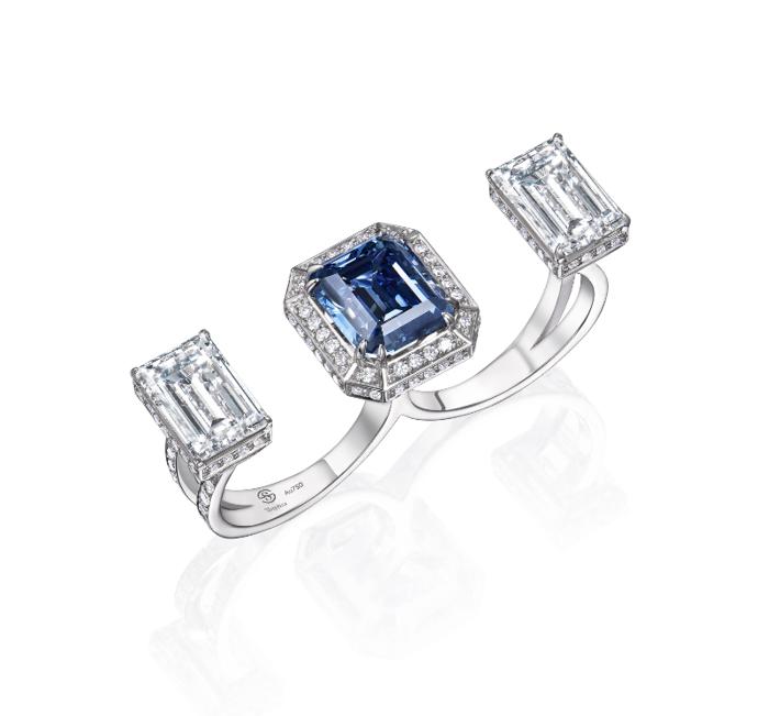 Prsten z kolekce Icon švýcarské značky šperků Shiphra. Ta se řadí k prvním výrobcům luxusních šperků, kteří tvoří výhradně s lab-grown diamanty. Prsten z 18k bílého zlata s uměle vypěstovanými kameny, cena na vyžádání