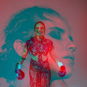 Martina je vystudovanou diplomatkou a osminásobnou mistryní světa v bojových sportech.