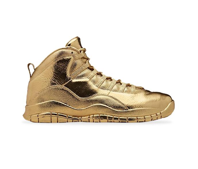 Ano, vidíte správně, tenisky Air Jordan v provedení z 24karátového zlata. Boty v hodnotě dvou milionu dolarů, která je odvozena mimo jiné z množství použitého drahého kovu, patří do majetku rappera Drakea, který za jejich vznikem stojí. Solid Gold OVO x Air Jordan, 43 milionů Kč
