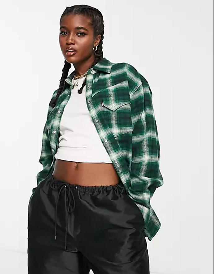 Esence dob minulých. Crop top, flanelová košile a teplákovka v outfitu od značky Levis. Košile, 2 099 Kč