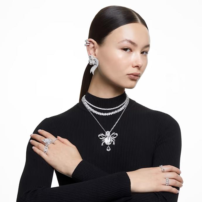 Inovativní postupy směřující k naprosté uhlíkové neutralitě. Tvorba jiných zdobných kamenů – zirkonů – s výrazným využitím obnovitelné energie, použití recyklovaných kovů. Cesta značky Swarovski vstříc udržitelnosti v pojetí kolekce Hyperbola.