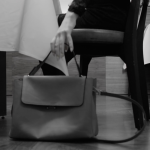 Kabelku v restauraci nikdy neodkládáme na zem, je to proti pravidlům etikety. Hlavní jsou v tomto případě hygienické důvody.