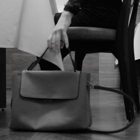 Kabelku v restauraci nikdy neodkládáme na zem, je to proti pravidlům etikety. Hlavní jsou v tomto případě hygienické důvody. 