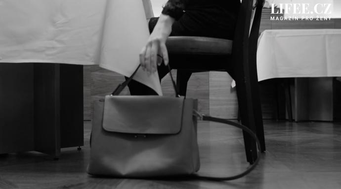 Kabelku v restauraci nikdy neodkládáme na zem, je to proti pravidlům etikety. Hlavní jsou v tomto případě hygienické důvody. 