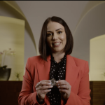 Pokud máte větší kabelku, expertka na etiketu Julie Balobanova radí, abyste použili háček na její zavěšení.