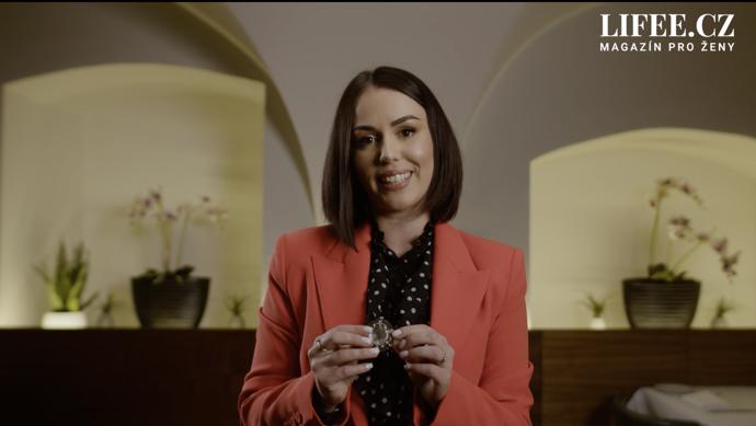 Pokud máte větší kabelku, expertka na etiketu Julie Balobanova radí, abyste použili háček na její zavěšení. 