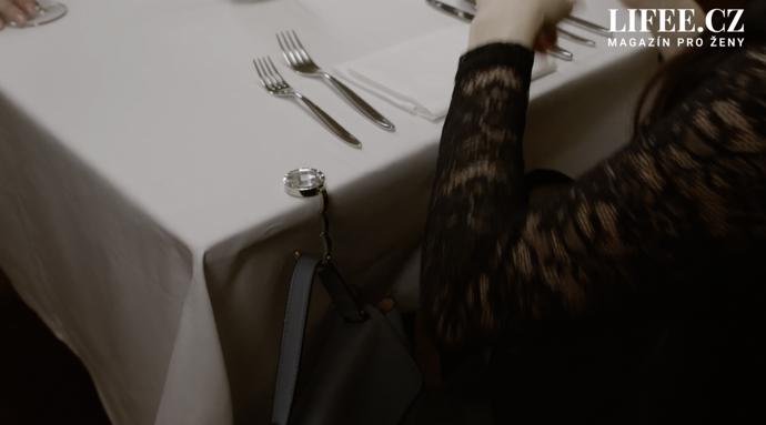 Ten věšíme na své straně stolu, aby kabelka nepřekážela v prostoru dalším zákazníkům ani personálu. 