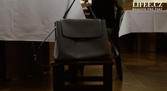 V lepších restauracích vám nabídnou stoličku na kabelky. 