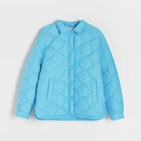 Bluzon trochu jinak. Prošívaná varianta krátké bundy s límečkem, podle aktuálního diktátu patřičně pestřeji vybarvená. Reserved, 1 099 Kč