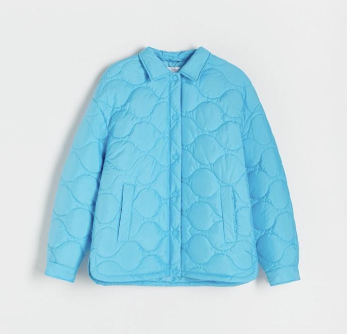 Bluzon trochu jinak. Prošívaná varianta krátké bundy s límečkem, podle aktuálního diktátu patřičně pestřeji vybarvená. Reserved, 1 099 Kč