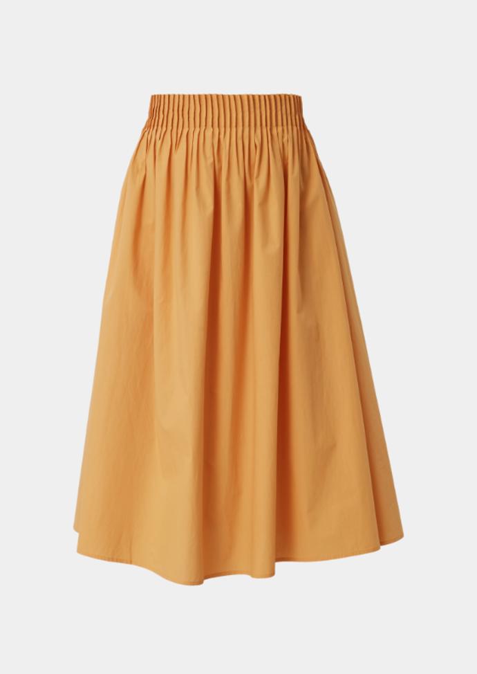 Drobné sámky v pasové linii midi sukně s.Oliver také dodávají střihu kýžené zvýraznění pasu. Cena 1 699 Kč