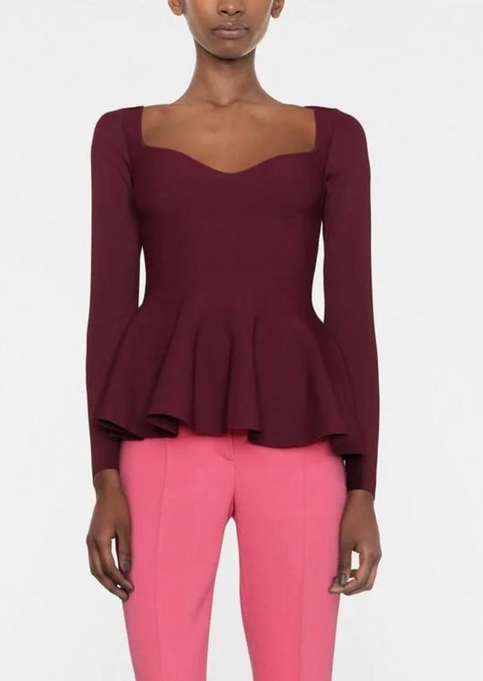 Peplum střih definuje bohatě rozšířená partie směřující od pasu níže. Top Stella McCartney, 12 999 Kč