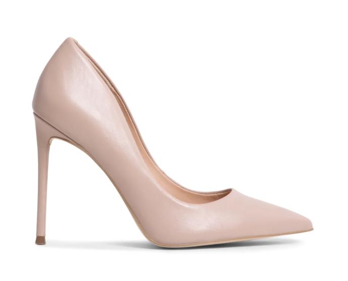 Univerzální doplněk k bezpočtu příležitostí, tedy i výborná investice. Kožené lodičky Steve Madden, 2 490 Kč