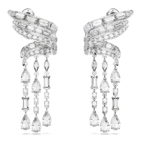 Cestou udržitelnosti se vydává také ikona luxusní bižuterie, značka Swarovski. Její kolekce Hyperbola rozšiřuje řadu šperků vytvářených v duchu udržitelnosti. Značka se zavázala snížit do roku 2030 emise skleníkových plynů typu 1 a 2 o 47 % a emise typu 3 o 28 %. Náušnice Hyperbola s uhlíkově neutrálními kameny, 10 000 Kč