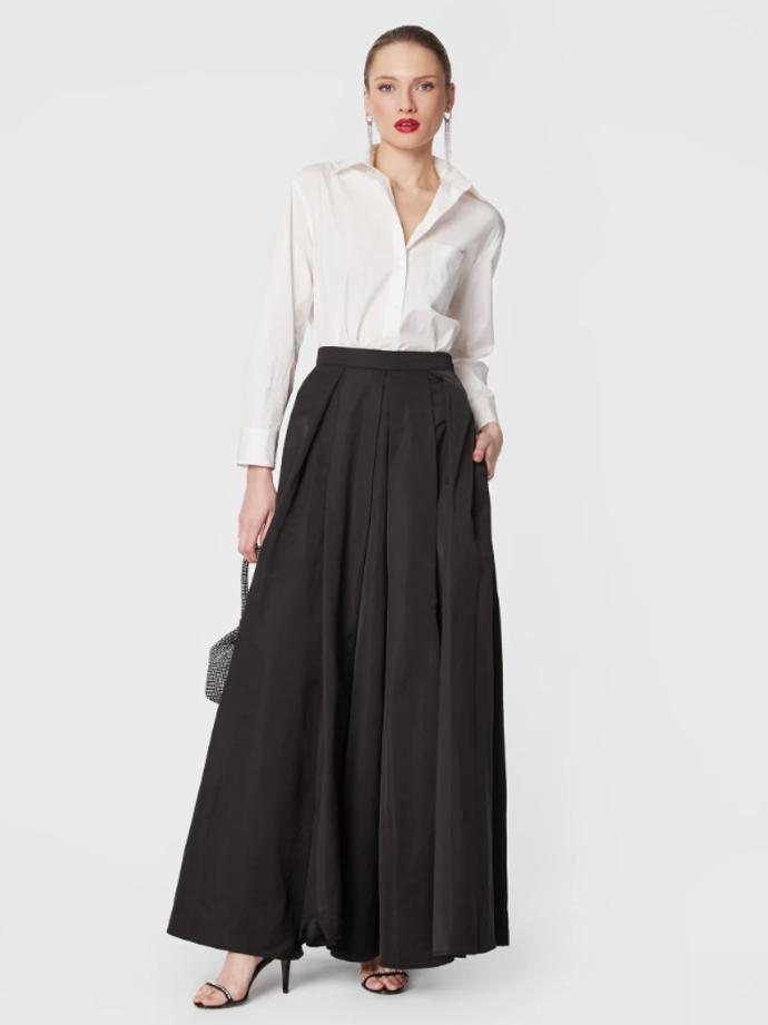 Inspiraci Diorovou kreací najdete i v nabídce značky Twinset v provedení maxi sukně v kombinací s klasickou košilí. Sukně, 6 960 Kč