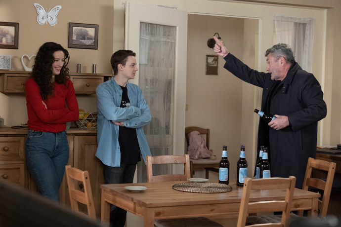 Najednou se u nich zjeví Miloš, který v jejich bytě prožil krásné časy s Bedřichem. A rozhodne se zavzpomínat...