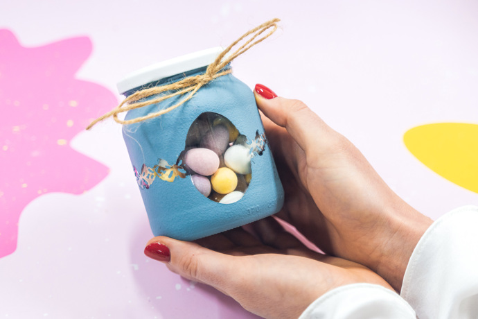 A najdete tam i postup, jak zrecyklovat nevyužitou zavařovací sklenici. Vzniknout může třeba úkryt na velikonoční pamlsky či obal na zajíčkův poklad!