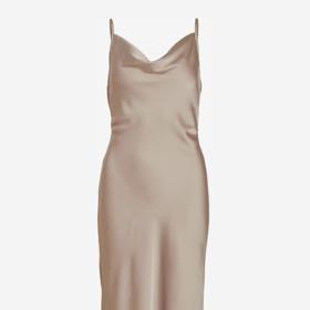 Stranou nestojí ani tělové odstíny. Na lesklém materiálu šatů Vila pěkně vyniknou a jdou naproti nahému trendu sezóny. Vero Moda, 999 Kč