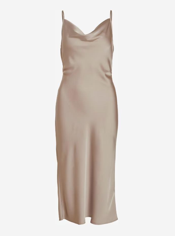 Stranou nestojí ani tělové odstíny. Na lesklém materiálu šatů Vila pěkně vyniknou a jdou naproti nahému trendu sezóny. Vero Moda, 999 Kč