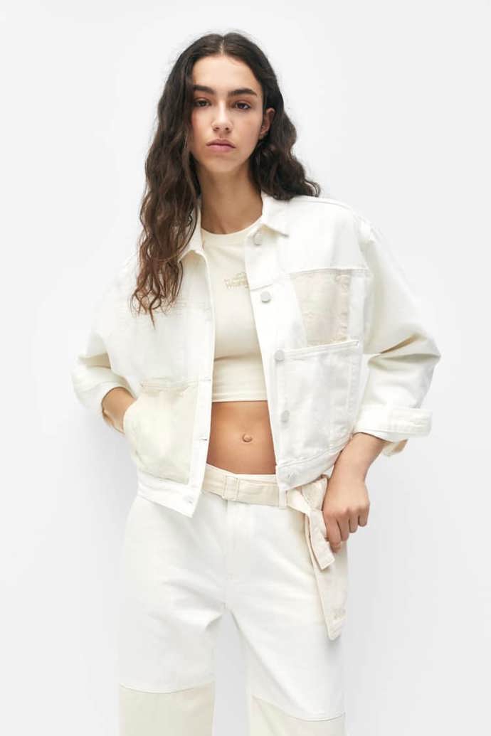 Hru s denimem zaručuje i model značky Wrangler nabízený pod hlavičkou Pull&Bear, který propojuje několik odstínů tón v tónu. Pull&Bear, 1 599 Kč