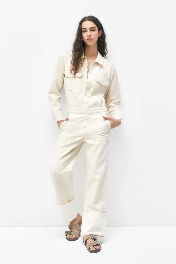 Sluší jí i jiné odstíny než klasická džínová modř. V smetanovém provedení vyhlíží velmi něžně. Wrangler pro Pull&Bear, 1 999 Kč