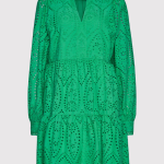 Madeira v jarním kabátku. Svěží provedení oblíbeného vyšívaného materiálu v podobě šatů YAS za 2 230 Kč.