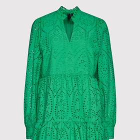 Madeira v jarním kabátku. Svěží provedení oblíbeného vyšívaného materiálu v podobě šatů YAS za 2 230 Kč.