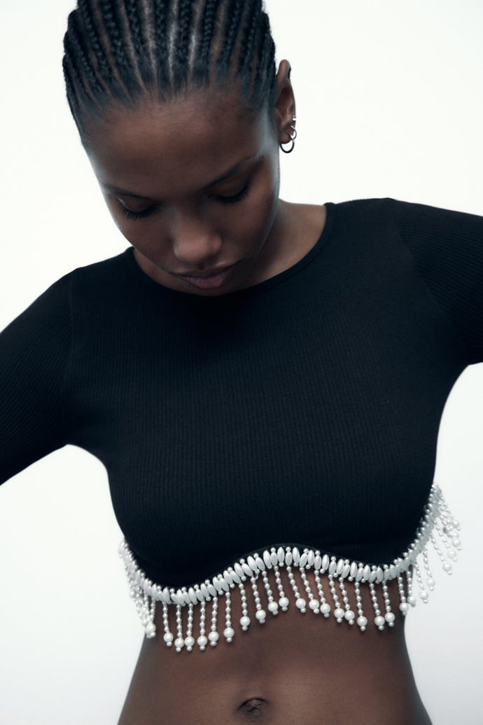 Perlový detail oživil také crop top s vlnitým spodním lemem Zara za 599 Kč. K dostání také ve smetanovém odstínu.