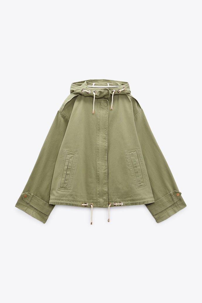 Netradiční zpracování parky ve zkrácené délce sice nezdobí nakládané kapsy, zato je vybavena kapucí. Zara, 1 399 Kč