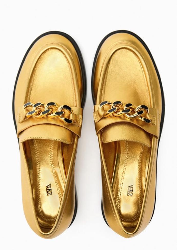 Další hit v jarním botníku. Kožené mokasíny. Pokud je vybarvíte do zlata, můžete si odškrtnout také nejvýraznější doplněk sezóny. Zara, 1 799 Kč