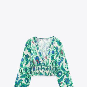 Crop topy květinové vlně také neunikly. Zara, 749 Kč