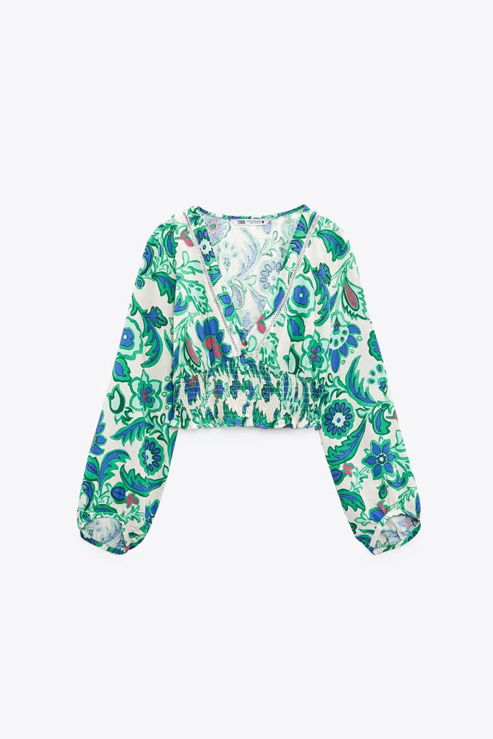 Crop topy květinové vlně také neunikly. Zara, 749 Kč