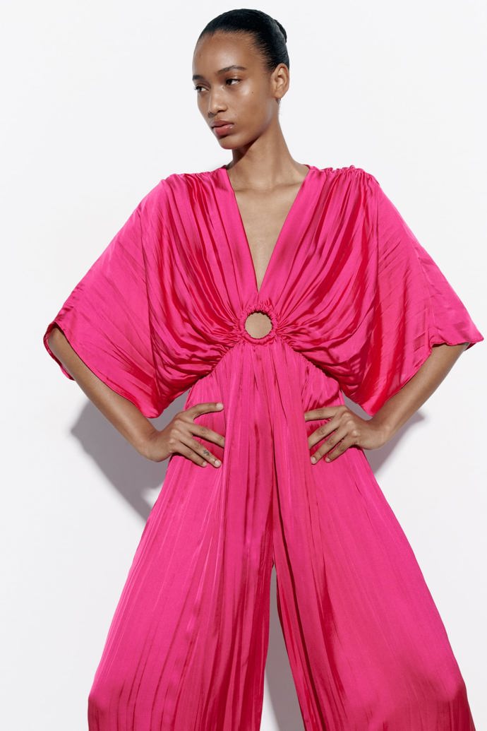 Zajímavou modelaci nelze upřít ani retro overalu z mačkaného saténu značky Zara za 999 Kč.