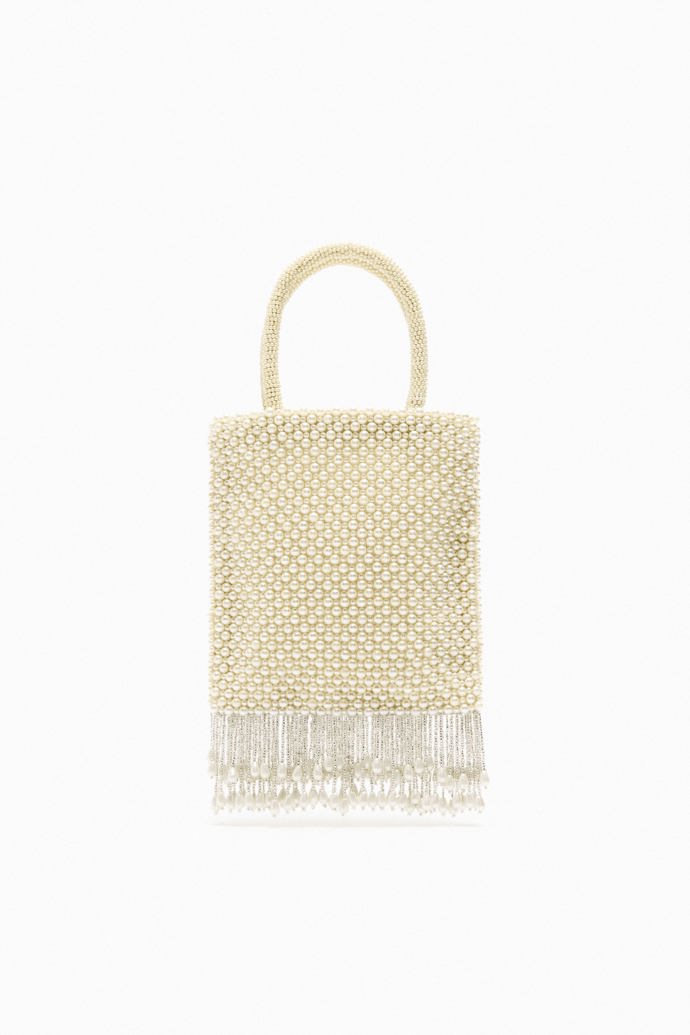Kabelku obsypanou perlami jen tak někdo pohledem nemine. Zara, 999 Kč