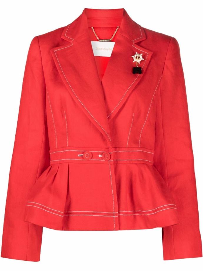 Přestřižený tvar saka Zimmermann (14 800 Kč) navíc zvýrazňuje kontrastní štepování. Perfektní základ pro kombinaci s bílou maxisukní, nebo jednoduchými kalhotami.