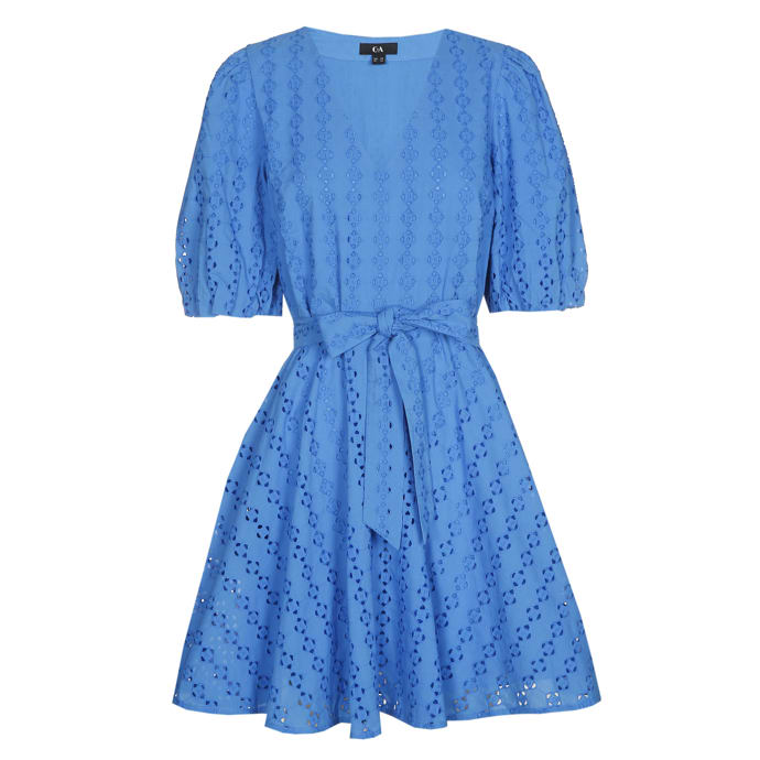 Vyšívaná ažura zvaná madeira. V jiných než bílých provedeních umí krásně zazářit. C&A, 1 598 Kč